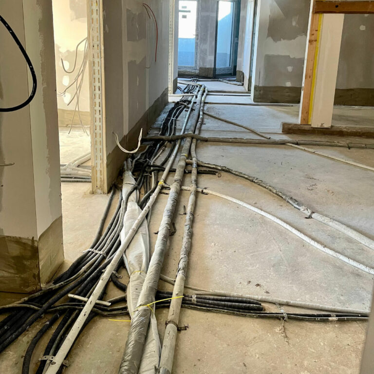 Flüssigdämmung Vorbereitung in einem Flur voller Leitungen