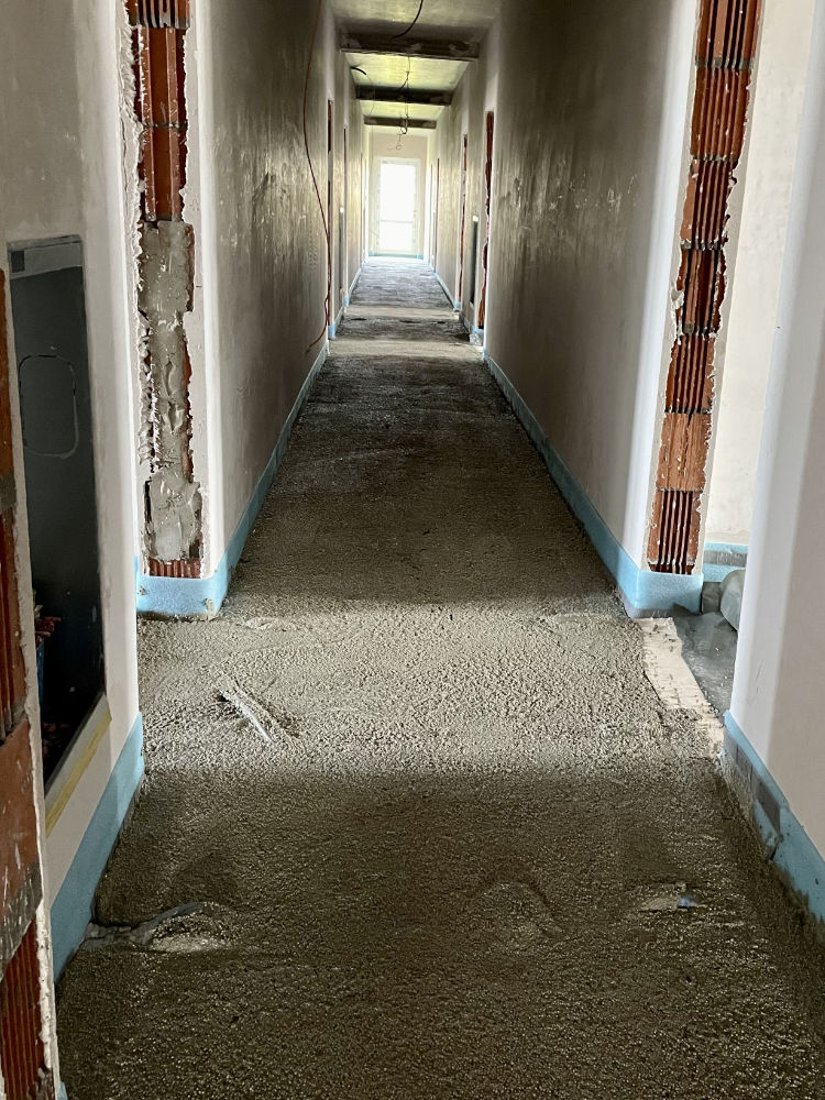 Flüssigdämmung nacher in einem Flur verlegt